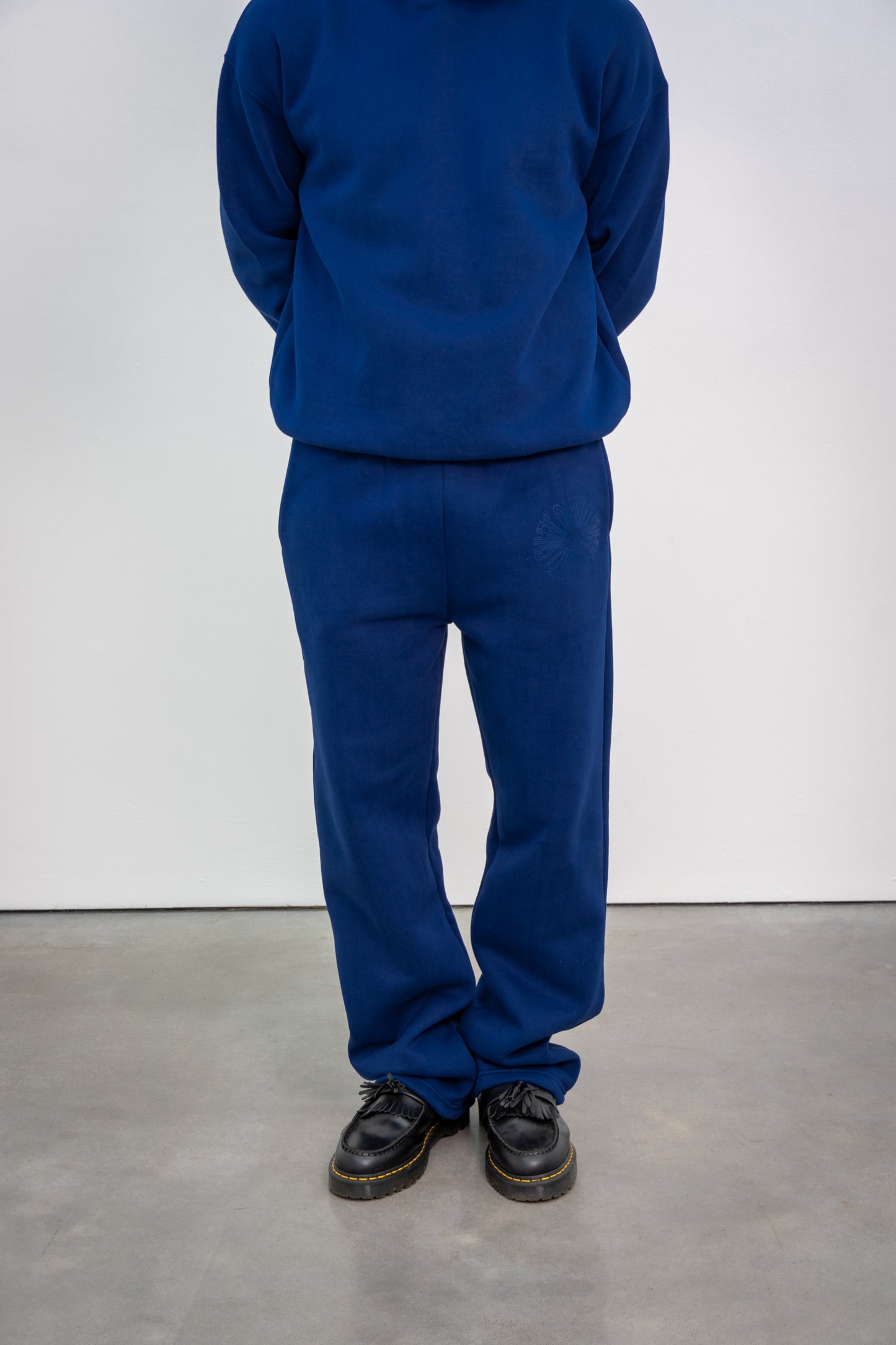 v1 core jogger in navy